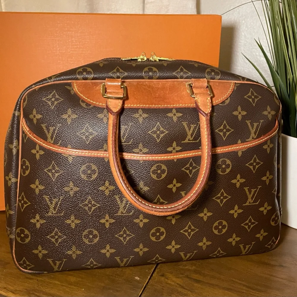 Authentic Louis Vuitton Deauville - Picture 2 of 16